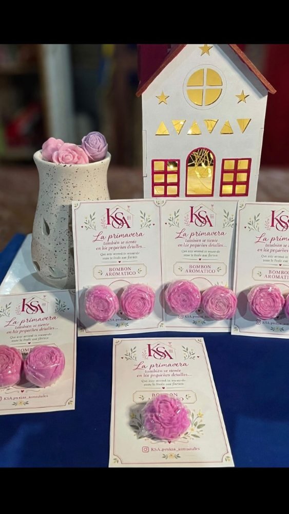Bombones de primavera en tarjetas con una casita de luz