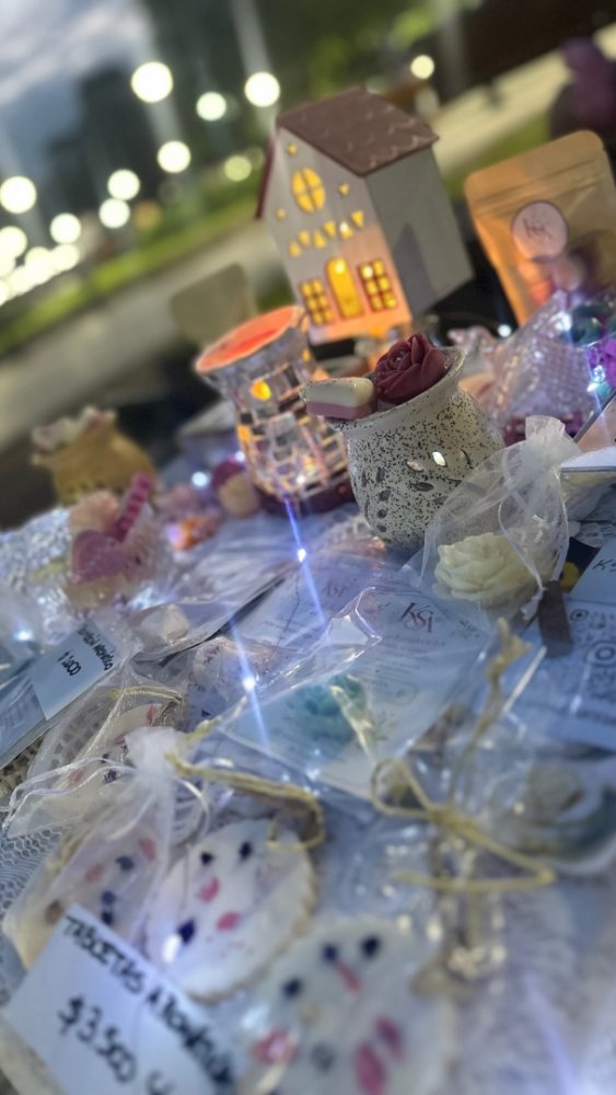 Puesto de KSA en la feria con luces