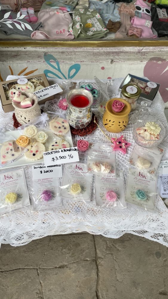 Mesa de KSA en la feria con bombones y tarjetas
