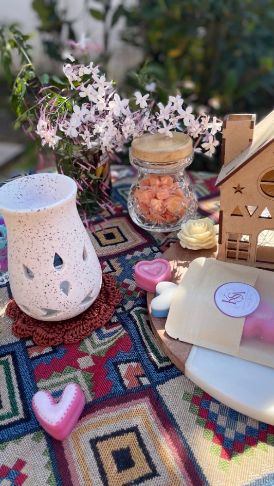 Hornito con bombones aromáticos y flores